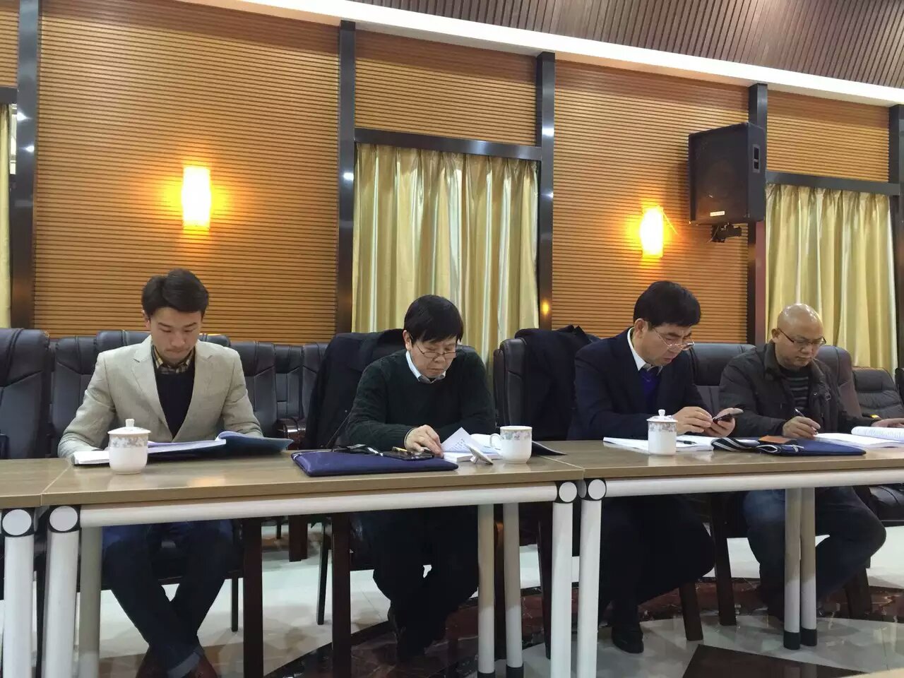 党群代表讨论.jpg