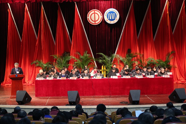 第一次全体会议：听取黄.JPG
