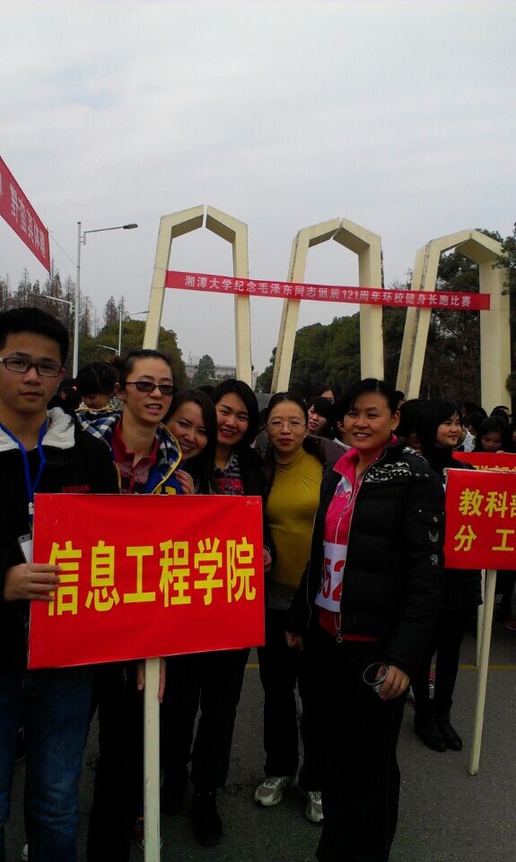 2014年环校跑女队员英姿飒爽.jpg